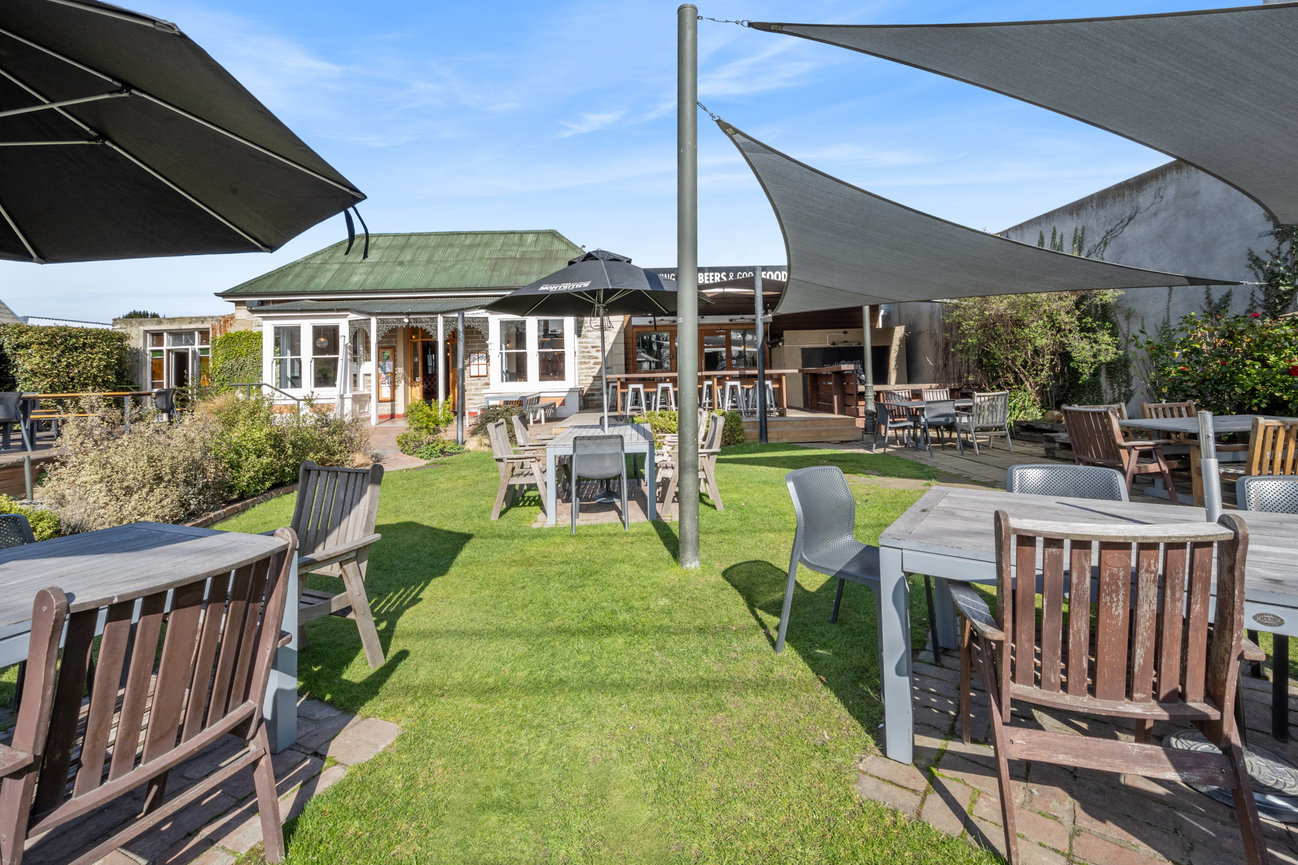 Ida's garden bar in the Alexandra sun